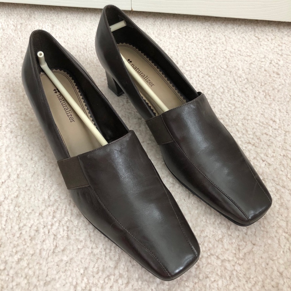 Naturalizer Gadget style brown leather pumps